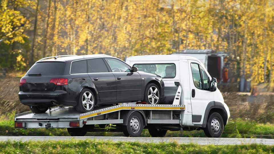 Ein Auto wird auf einem Abschleppwagen verladen und kostenlos bei Autoankauf Dresden abgeholt 